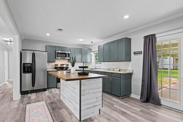 150 Crepe Mrytle, Bridge City, TX 77611