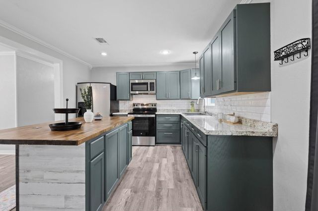 150 Crepe Mrytle, Bridge City, TX 77611