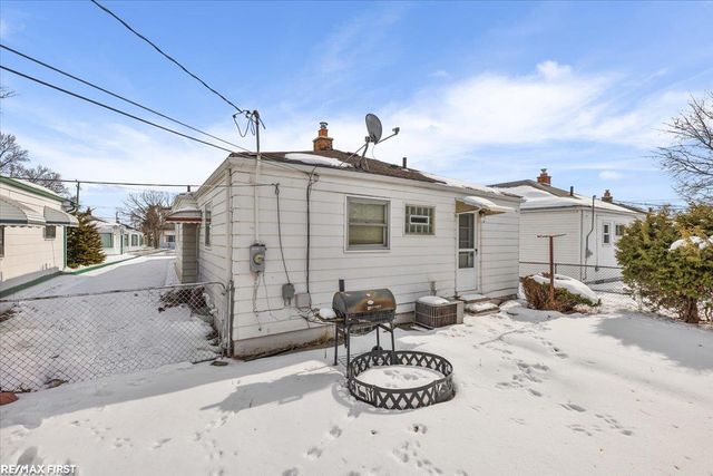 24821 Lambrecht Avenue, Eastpointe, MI 48021