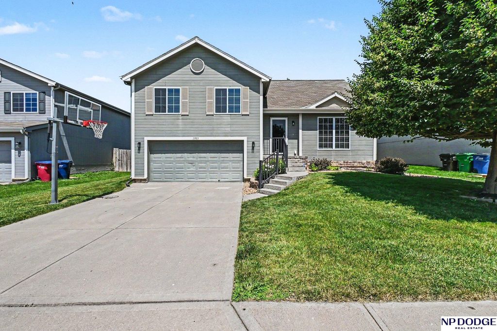 13913 Springview Drive, Bellevue, NE 68133
