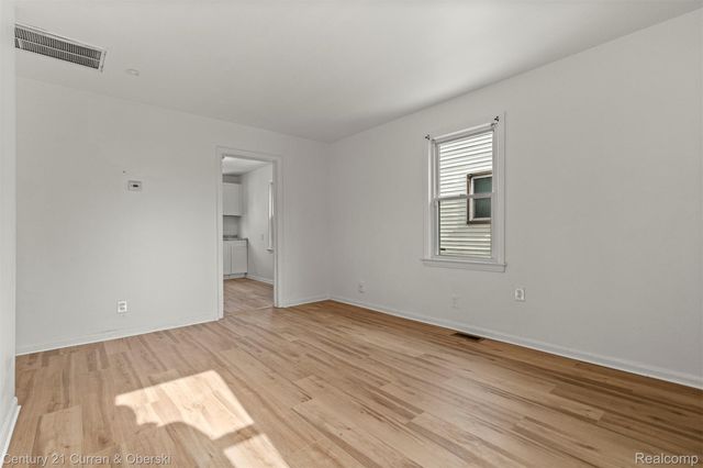 18777 Kingsville Street, Harper Woods, MI 48225