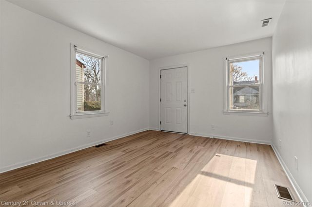 18777 Kingsville Street, Harper Woods, MI 48225
