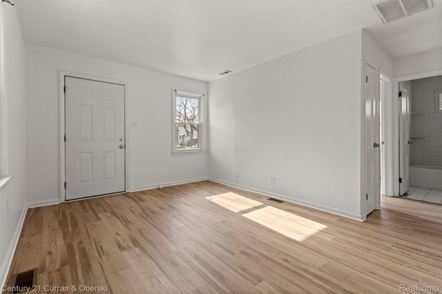 18777 Kingsville Street, Harper Woods, MI 48225