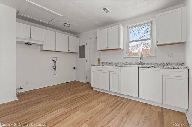 18777 Kingsville Street, Harper Woods, MI 48225