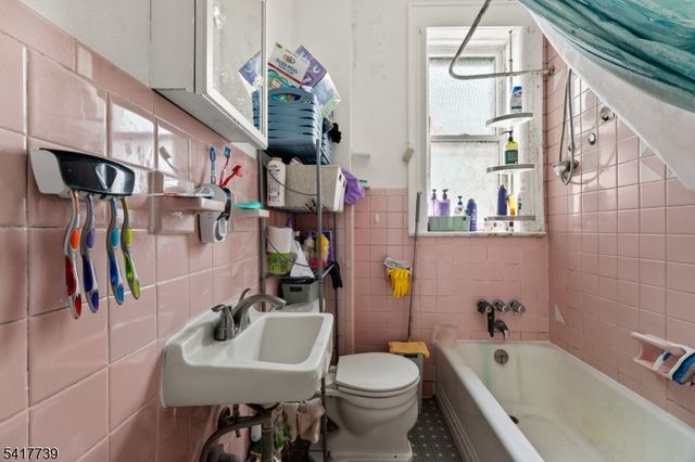 94 Center St, Clifton City, NJ 07011