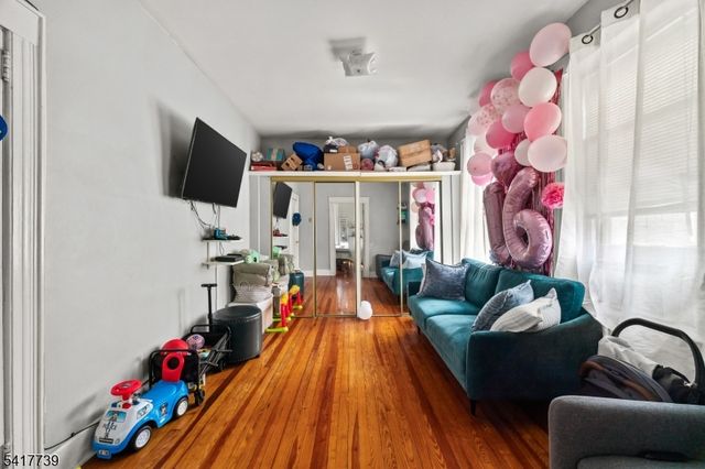 94 Center St, Clifton City, NJ 07011