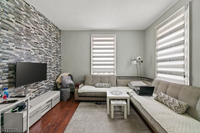 94 Center St, Clifton City, NJ 07011