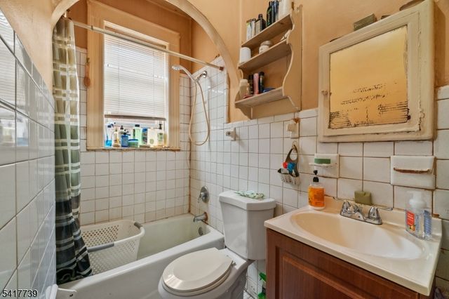 94 Center St, Clifton City, NJ 07011