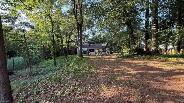 222 Sparrow RD, Chesapeake, VA 23325