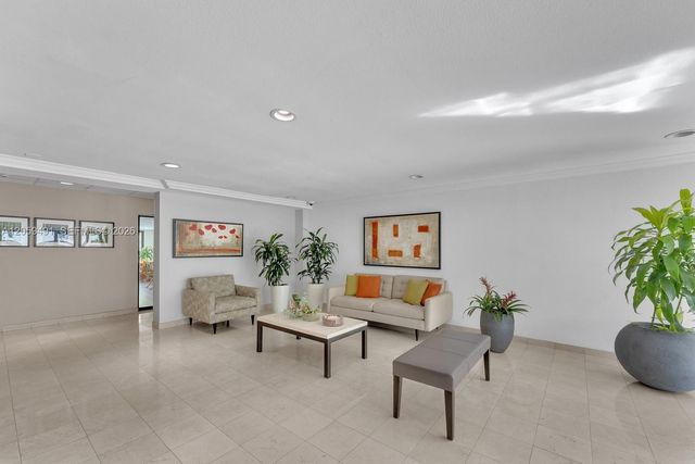 255 Galen Dr 2M, Key Biscayne, FL 33149