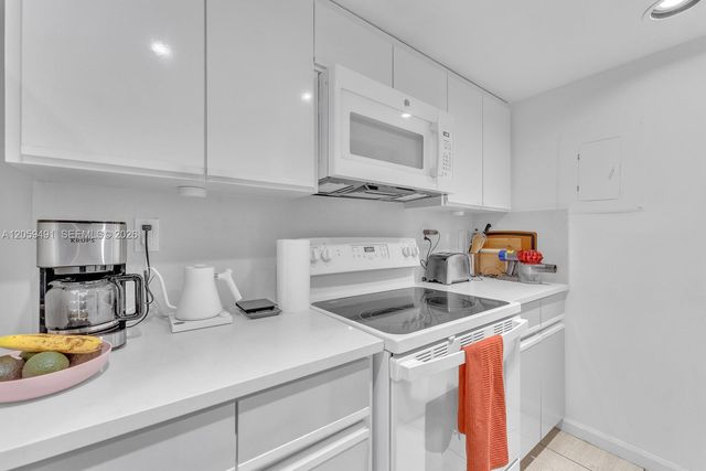 255 Galen Dr 2M, Key Biscayne, FL 33149