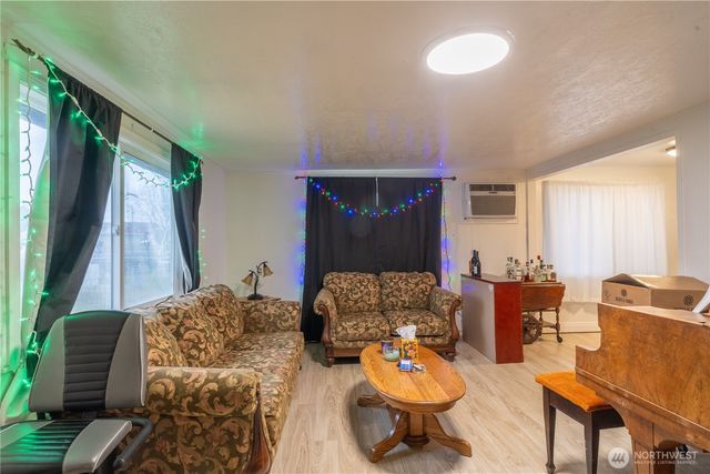 212 E 6th Avenue, Warden, WA 98857