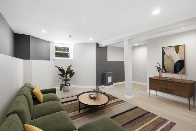 6129 N Ravenswood Avenue, Chicago, IL 60660