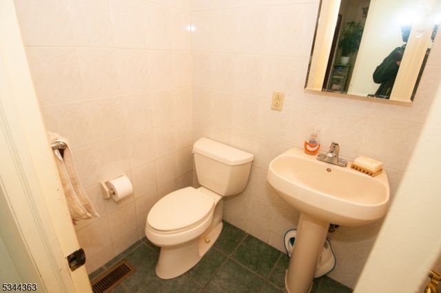 881 Colonia Rd, Elizabeth City, NJ 07208