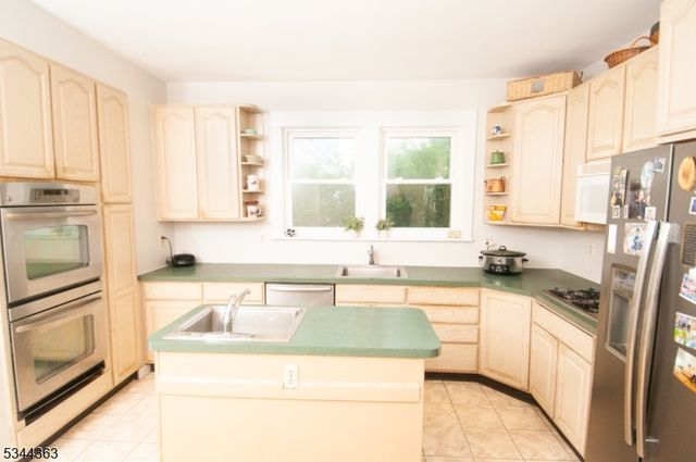 881 Colonia Rd, Elizabeth City, NJ 07208