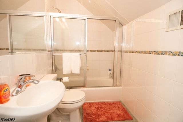 881 Colonia Rd, Elizabeth City, NJ 07208