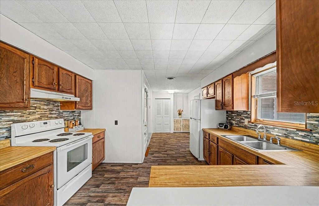 Image 22 of property listing at 12550 SW 43RD STREET ROAD, Ocala, FL 34481