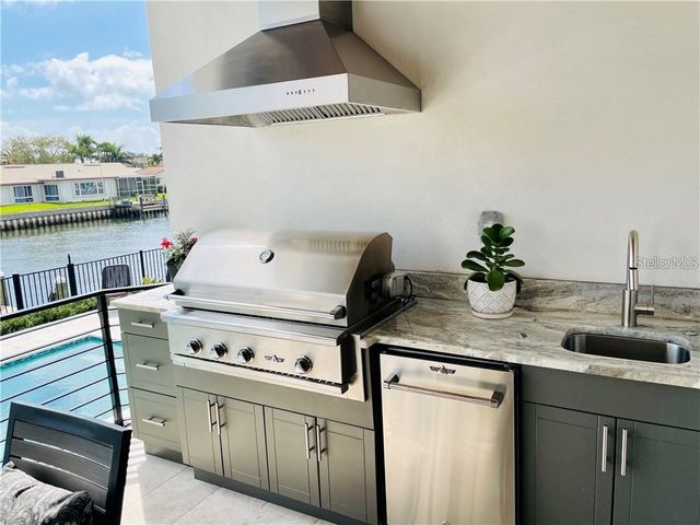 2060 ILLINOIS AVENUE NE, St Petersburg, FL 33703