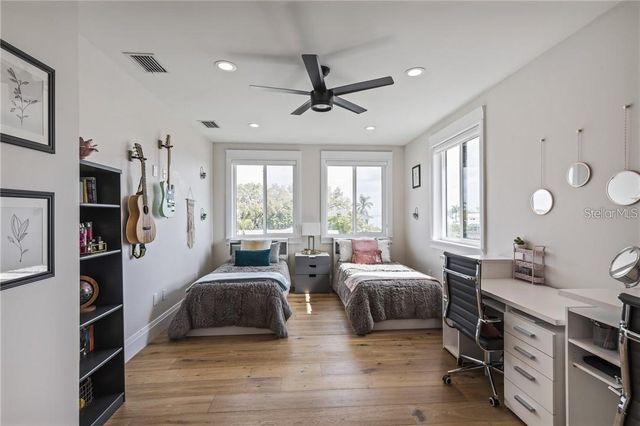 2060 ILLINOIS AVENUE NE, St Petersburg, FL 33703