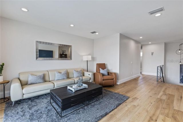 2060 ILLINOIS AVENUE NE, St Petersburg, FL 33703