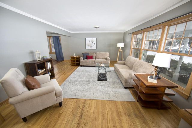 2261 W Kenboern DRIVE, Glendale, WI 53209