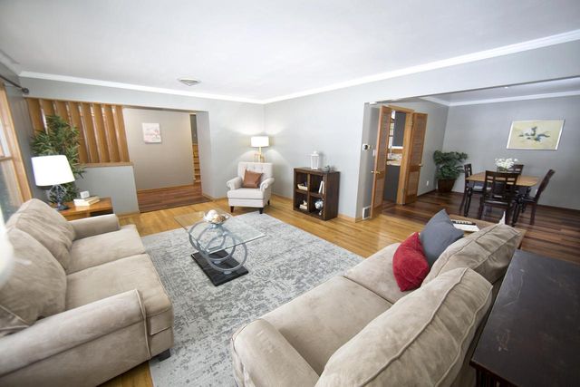 2261 W Kenboern DRIVE, Glendale, WI 53209