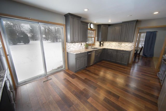 2261 W Kenboern DRIVE, Glendale, WI 53209