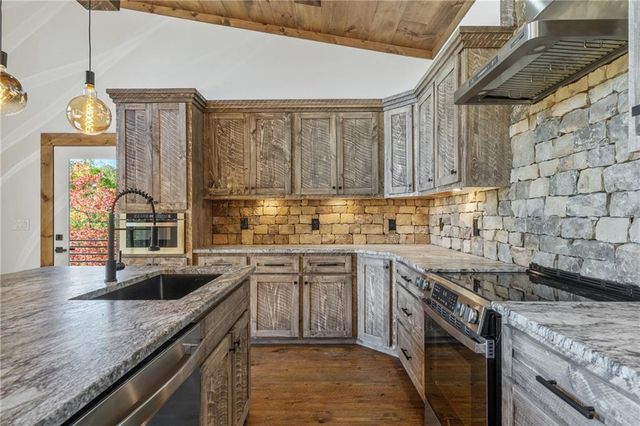 65 Wolf Creek Heights, Mineral Bluff, GA 30559
