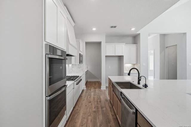 210 Landon Path, Castroville, TX 78009