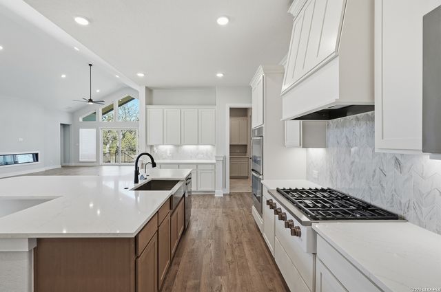 210 Landon Path, Castroville, TX 78009