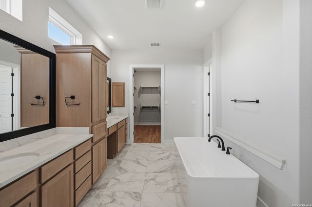 210 Landon Path, Castroville, TX 78009