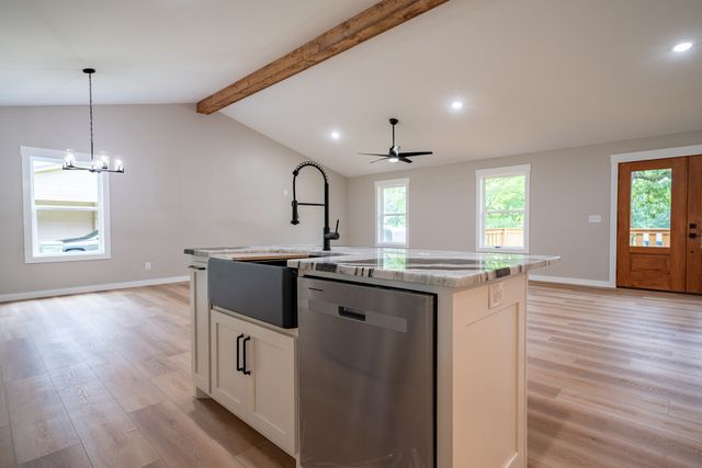 1615 Deer Hollow Dr, Lawrenceburg, TN 38464