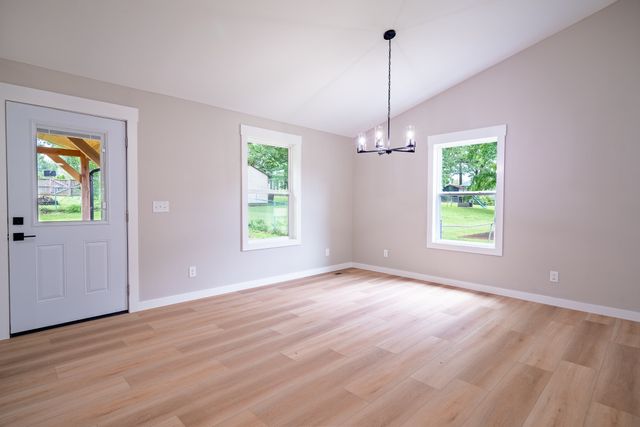 1615 Deer Hollow Dr, Lawrenceburg, TN 38464