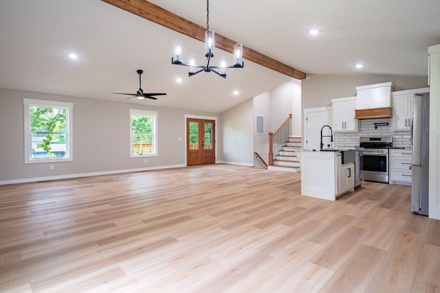 1615 Deer Hollow Dr, Lawrenceburg, TN 38464
