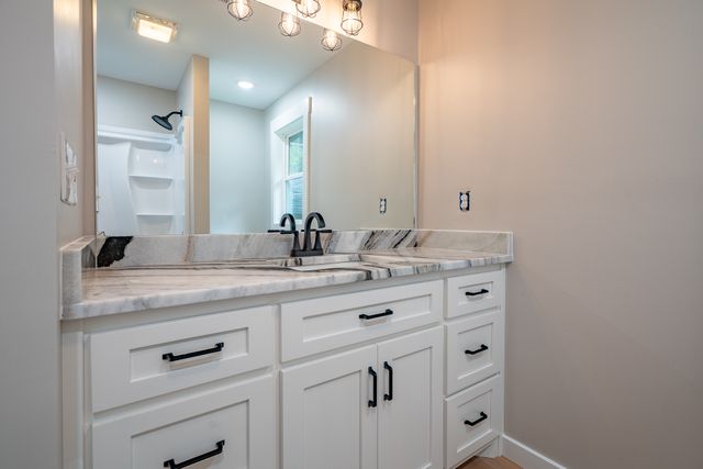 1615 Deer Hollow Dr, Lawrenceburg, TN 38464