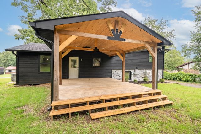 1615 Deer Hollow Dr, Lawrenceburg, TN 38464