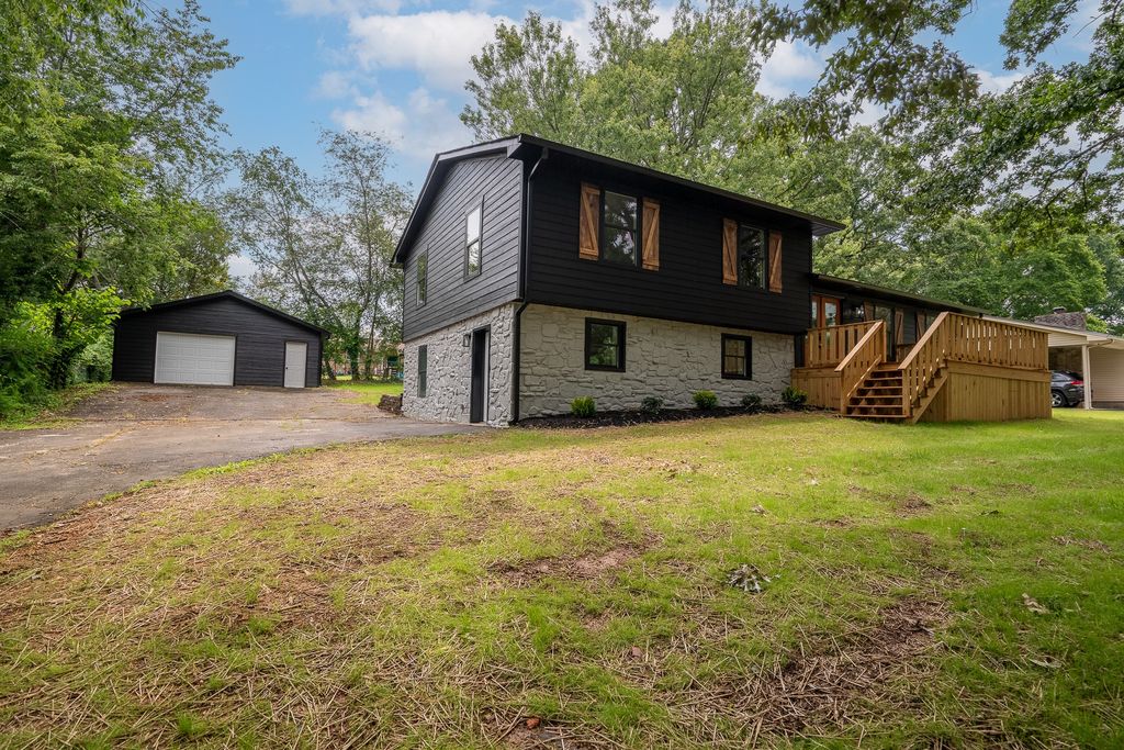 1615 Deer Hollow Dr, Lawrenceburg, TN 38464