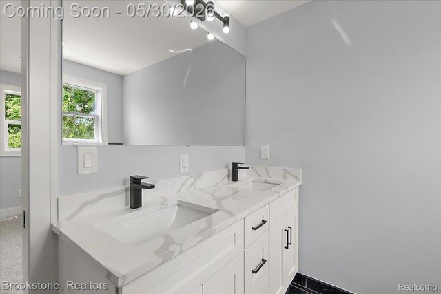 1085 Tecumseh Avenue, Waterford Charter Township, MI 48327