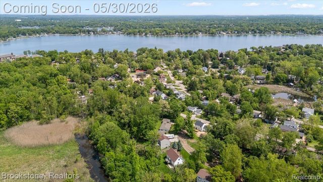 1085 Tecumseh Avenue, Waterford Charter Township, MI 48327