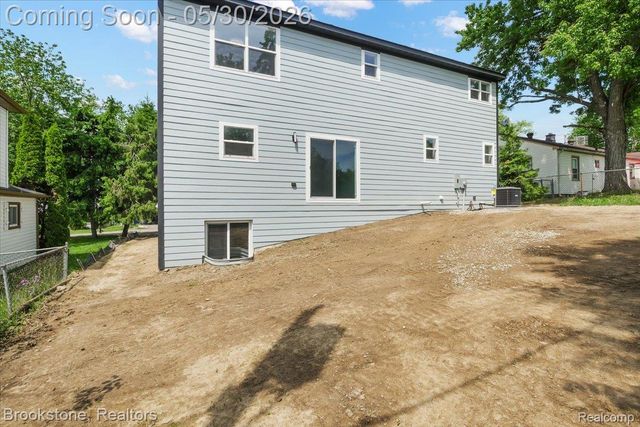 1085 Tecumseh Avenue, Waterford Charter Township, MI 48327