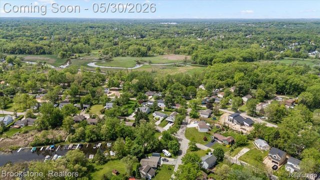 1085 Tecumseh Avenue, Waterford Charter Township, MI 48327