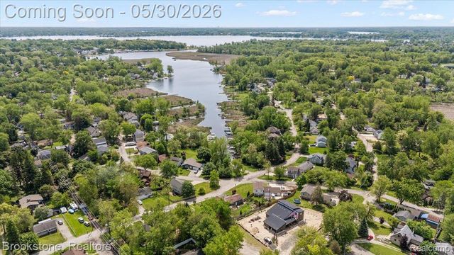 1085 Tecumseh Avenue, Waterford Charter Township, MI 48327