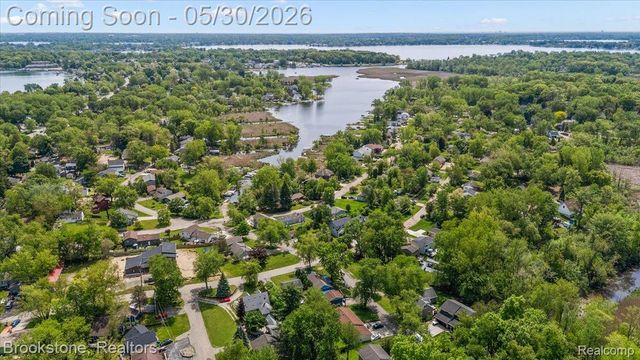 1085 Tecumseh Avenue, Waterford Charter Township, MI 48327