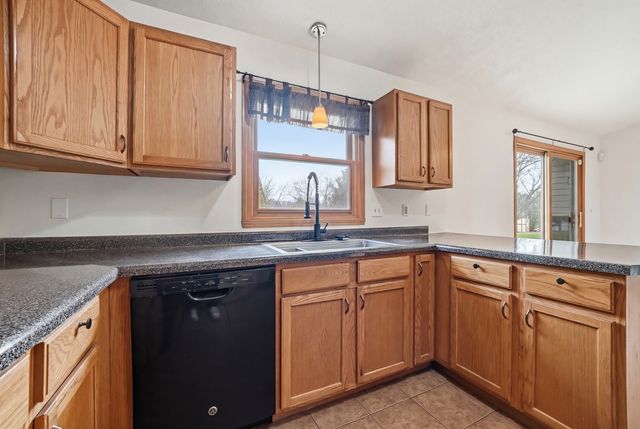 2211 Candlewick Drive SE, Poplar Grove, IL 61065