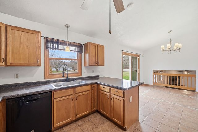 2211 Candlewick Drive SE, Poplar Grove, IL 61065