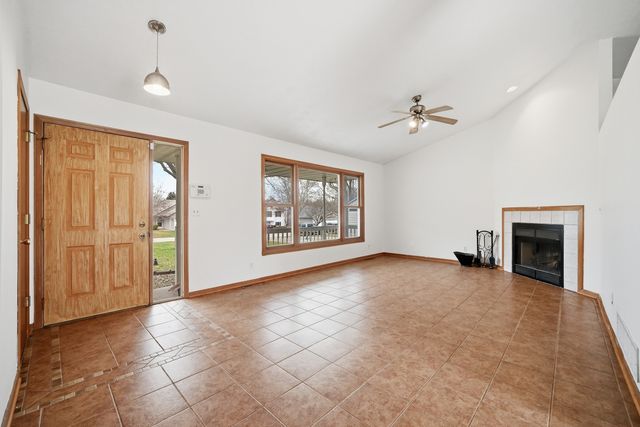 2211 Candlewick Drive SE, Poplar Grove, IL 61065