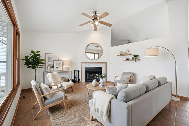 2211 Candlewick Drive SE, Poplar Grove, IL 61065