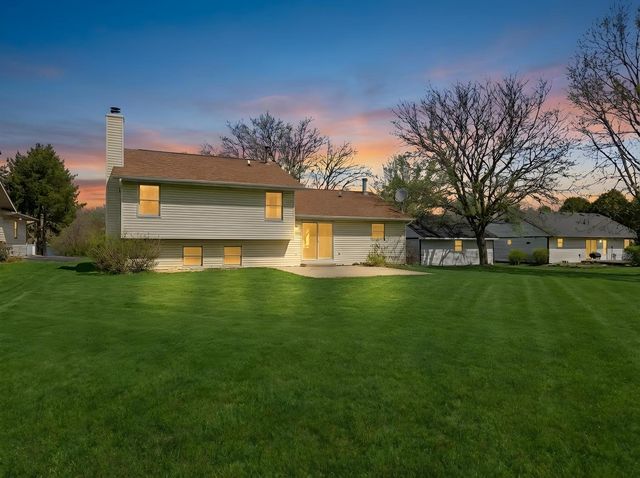 2211 Candlewick Drive SE, Poplar Grove, IL 61065