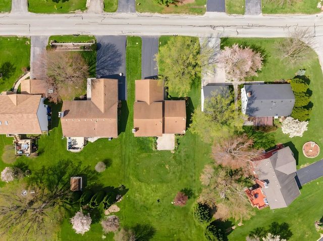 2211 Candlewick Drive SE, Poplar Grove, IL 61065