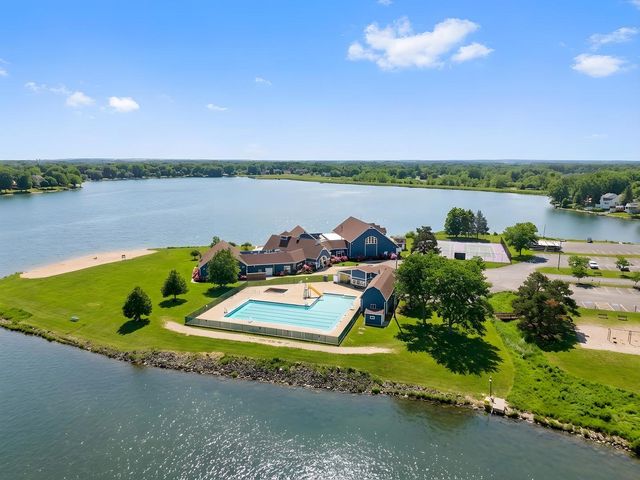 2211 Candlewick Drive SE, Poplar Grove, IL 61065